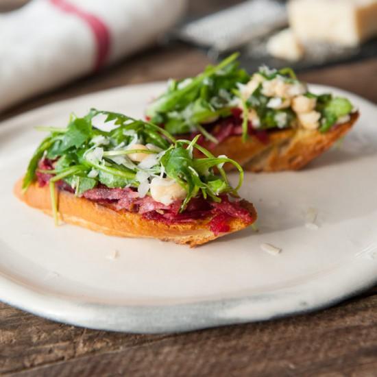 Rezeptbild: Bruschetta mit Birnen und Roter Bete