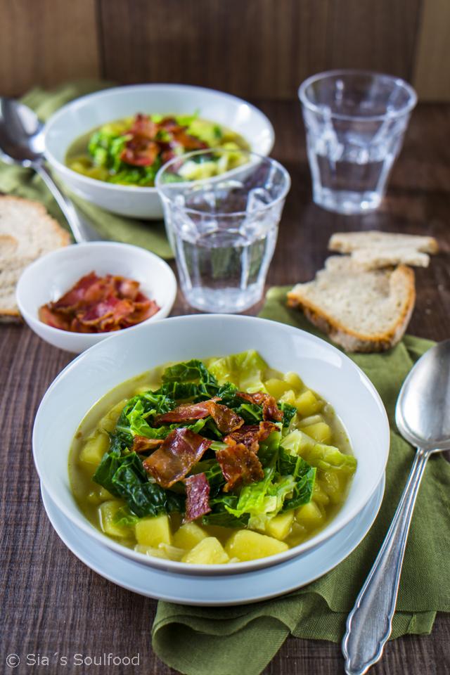 Rezeptbild: Kartoffel-Eintopf mit Wirsing und knusprigem Speck