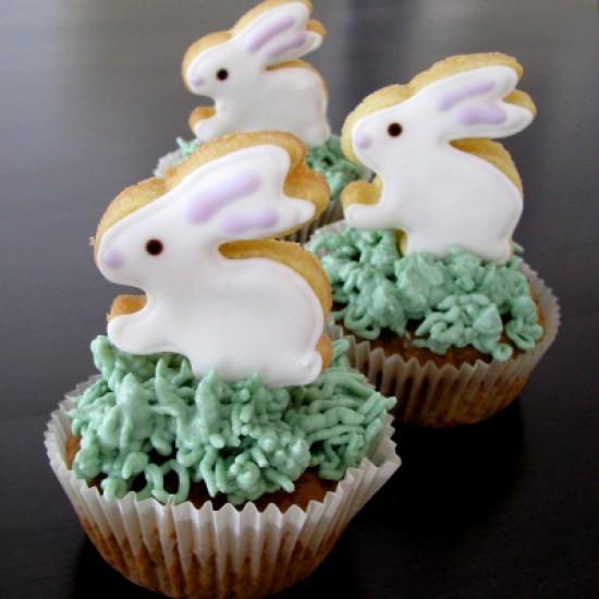 Rezeptbild: Rübli-Cupcakes mit Frischkäse-Frosting in Grasoptik und Häschen