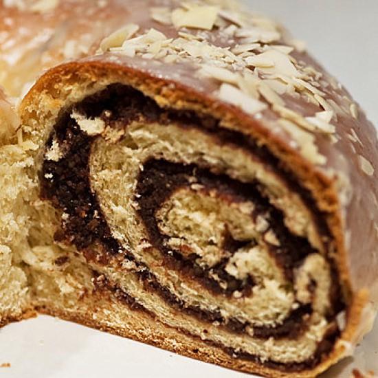 Rezeptbild: Hefebrezel mit Kakao-Nuss-Füllung