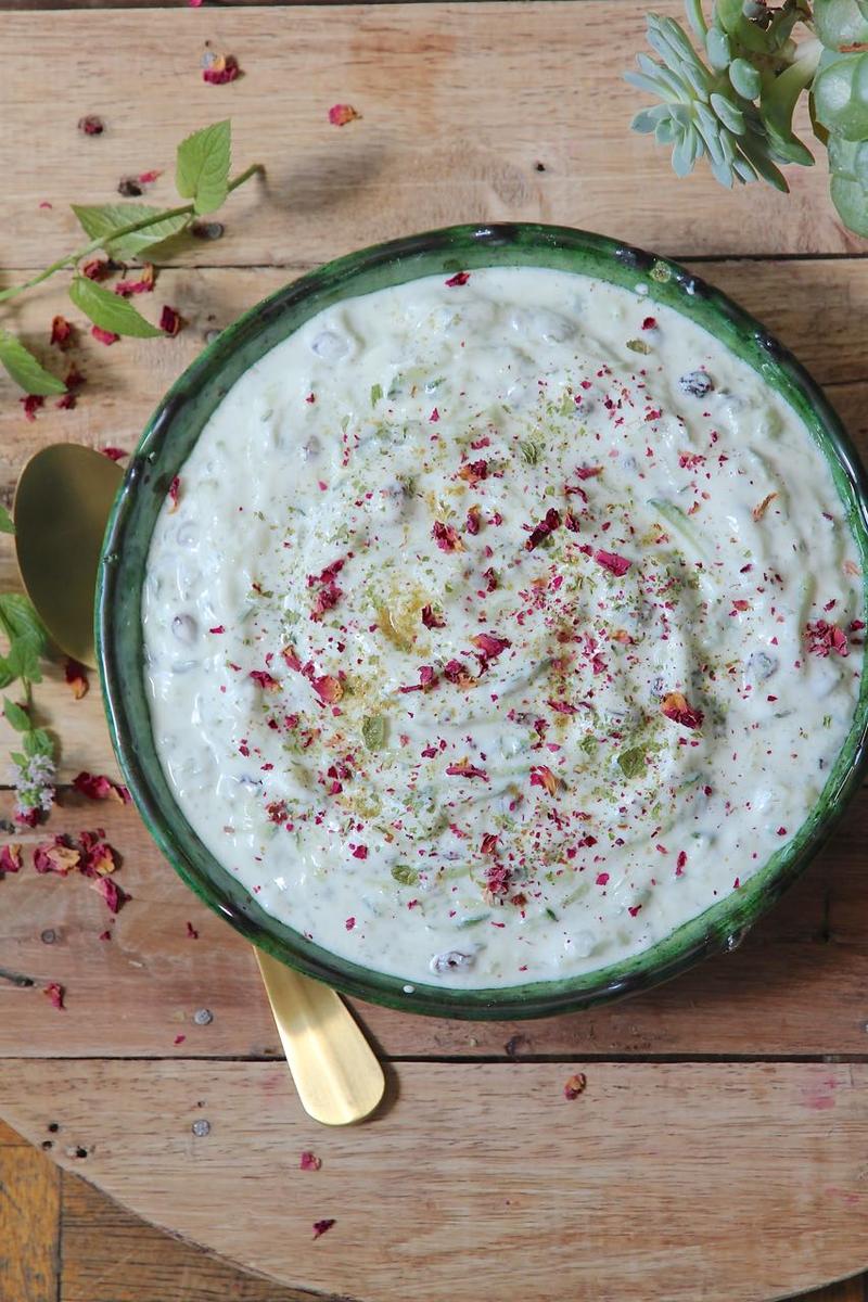 Rezeptbild: Mast-o Khiyar - persischer Joghurt-Dip mit Gurken und Sultaninen
