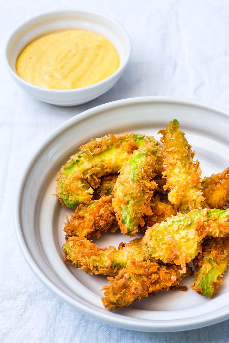 Rezeptbild: Knusprige Avocado Wedges mit Mango-Curry-Dip