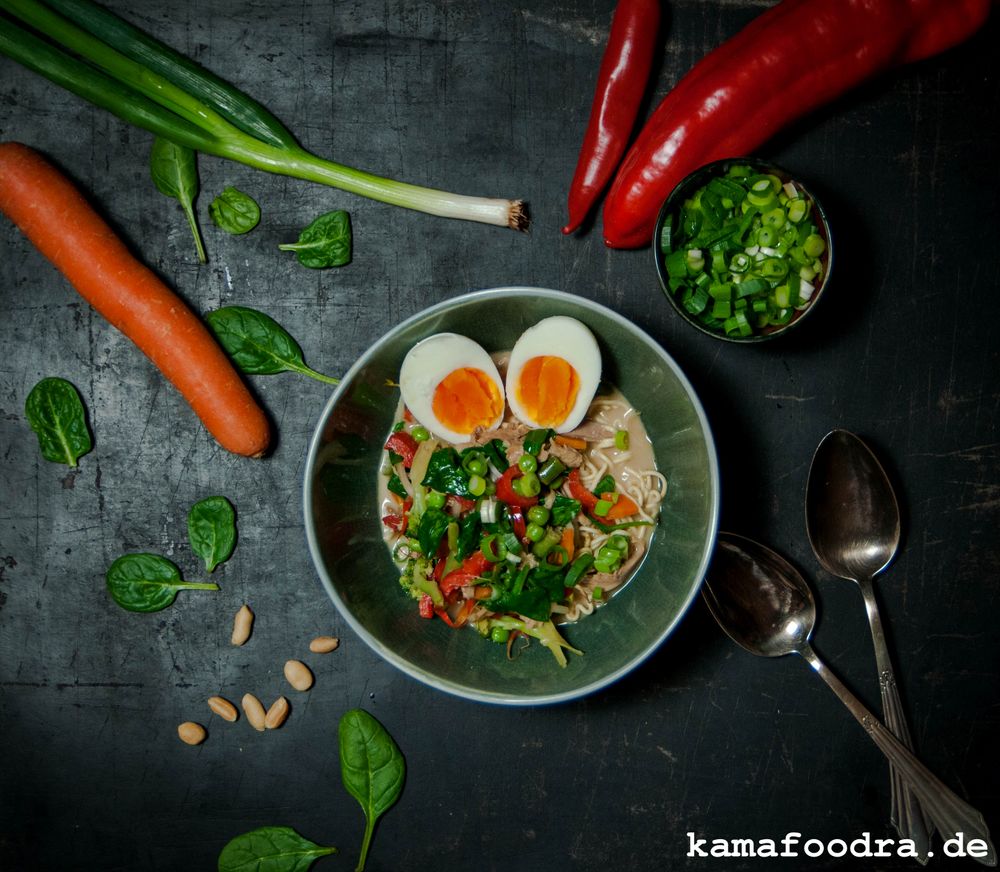 Rezeptbild: Erdnuss-Kokos-Nudelsuppe mit Huhn und Gemüse 