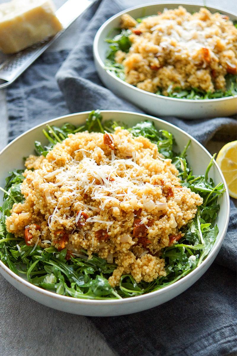 Rezeptbild: Rucola-Salat mit warmem Quinoa und sonnengetrockneten Tomaten