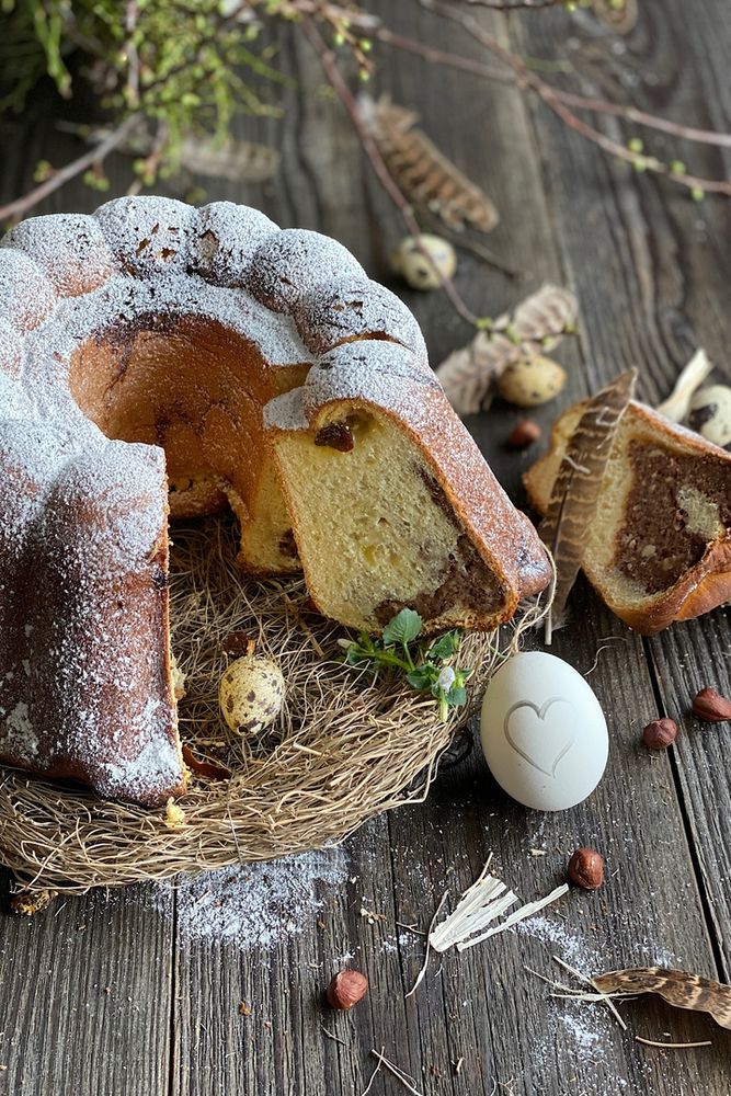 Rezeptbild: Patzerlgugelhupf mit Quark- und Nussfüllung