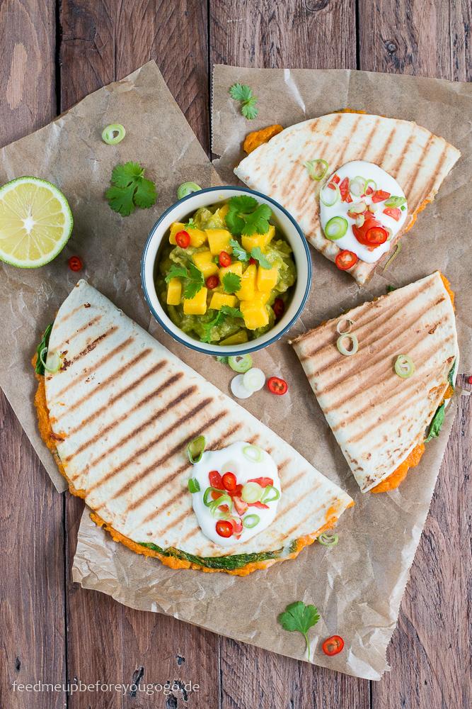 Rezeptbild: Süßkartoffel-Spinat-Quesadillas mit Mango-Koriander-Guacamole