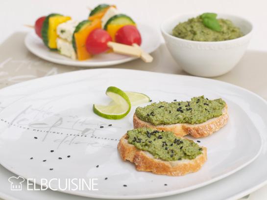 Rezeptbild: Sonnenblumenkern-Basilikum-Dip mit griechischen Spießen für einen zauberhaften Abend