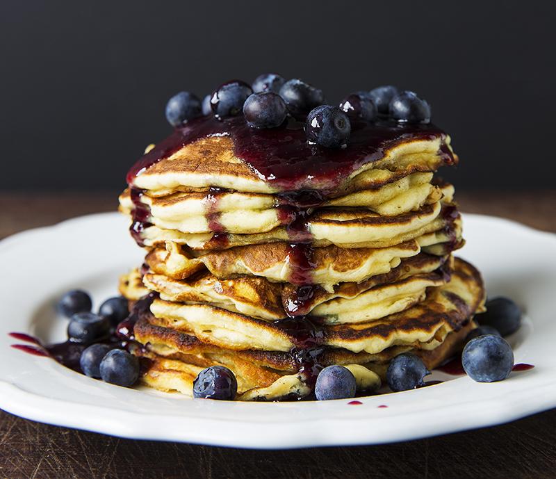 Rezeptbild: Pancakes mit Heidelbeer-Limetten-Honig
