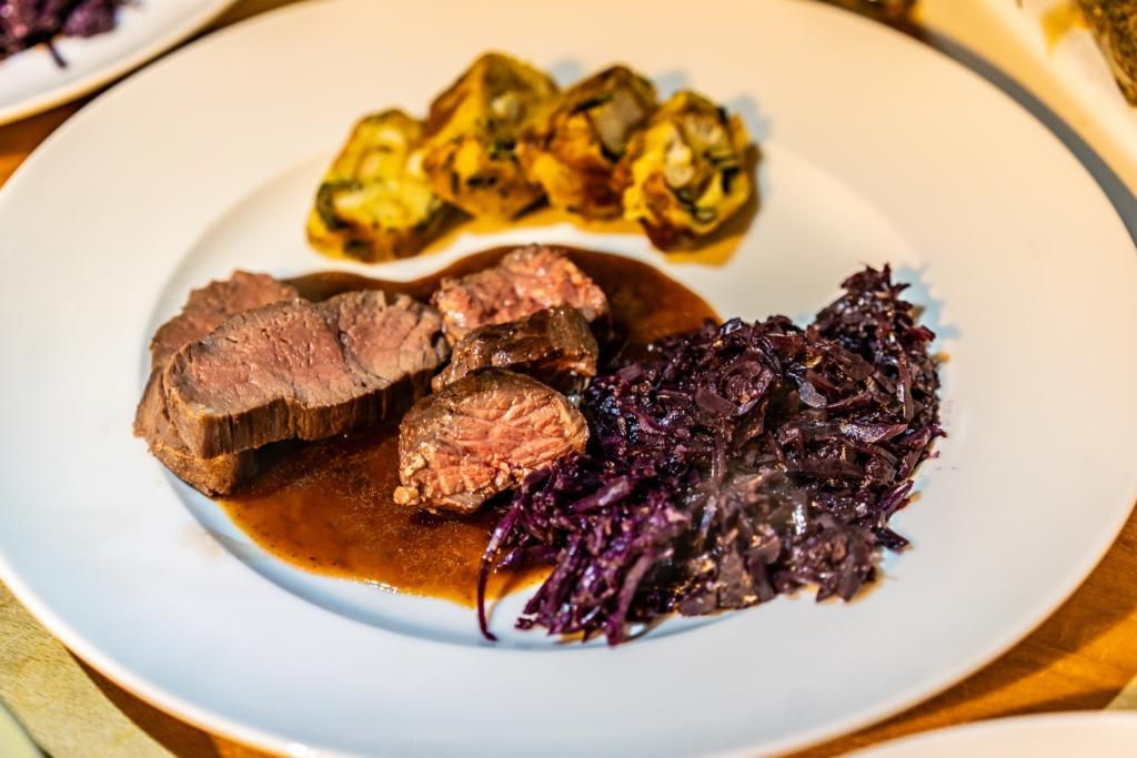 Rezeptbild: ONGLET MIT KÜRBISKERN-BREZNKNÖDELN, ROTKRAUT UND SAUCE