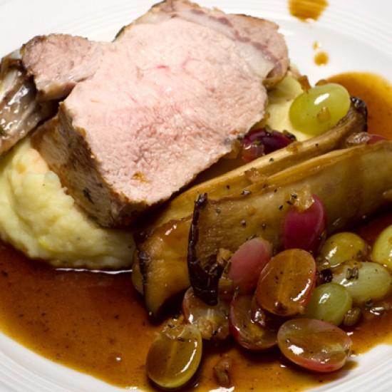 Rezeptbild: Winzerlicher Genuss: Kalbscarrée mit Trauben-Pilz-Ragout