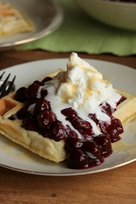 Rezeptbild: Buttermilchwaffeln mit Kirschen und Eierlikör-Sahne