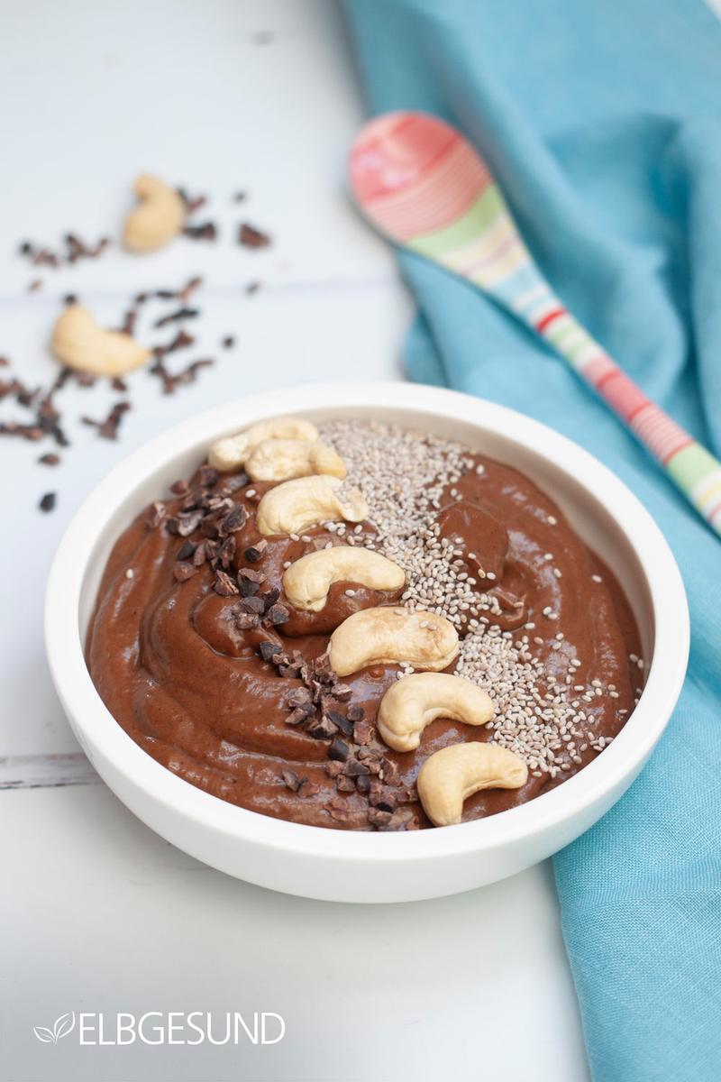 Rezeptbild: Chocolate Smoothie Bowl – gesundes Frühstück mit 5 Zutaten