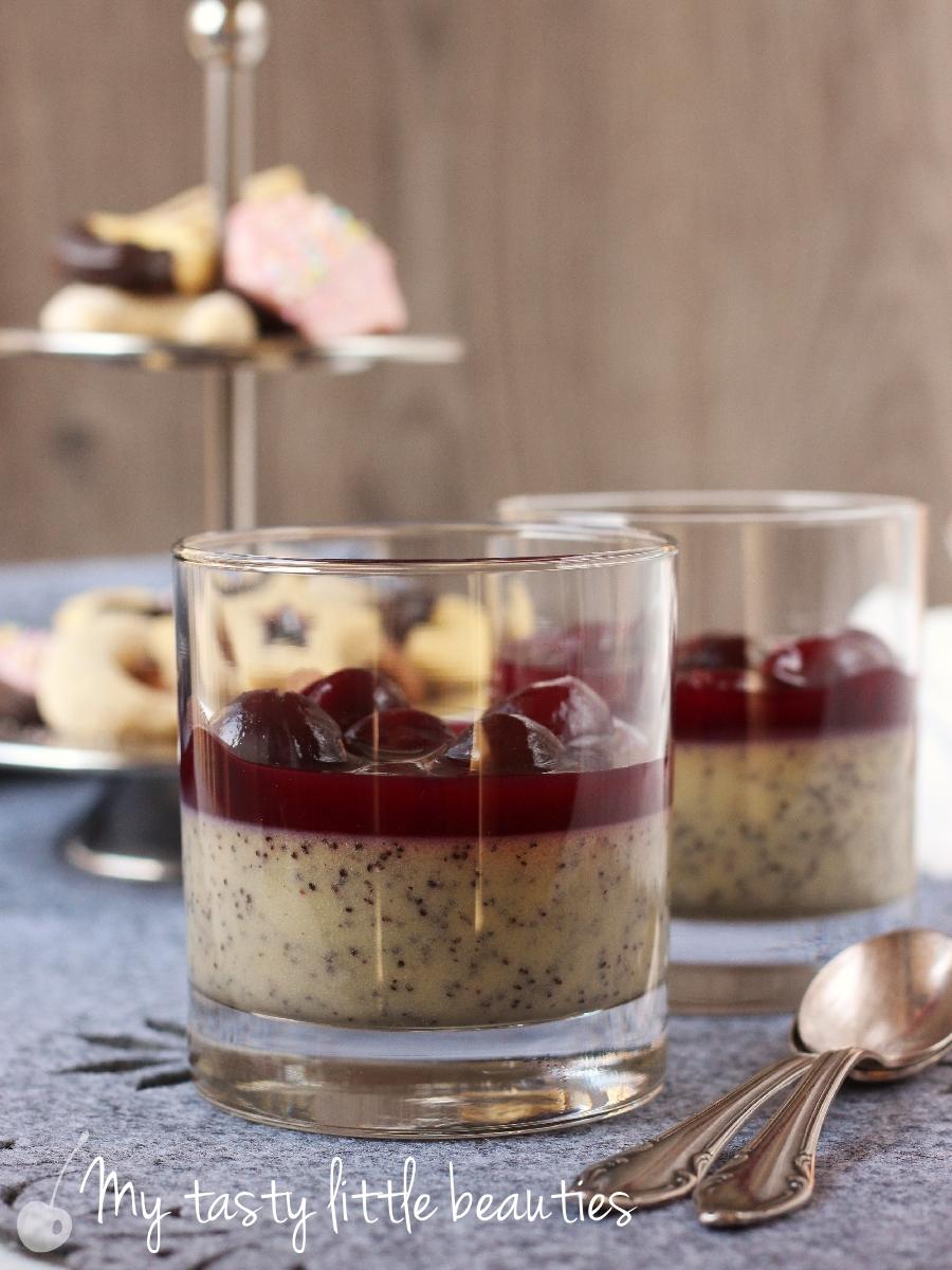 Rezeptbild: Marzipan-Mousse mit Glühweinkirschen