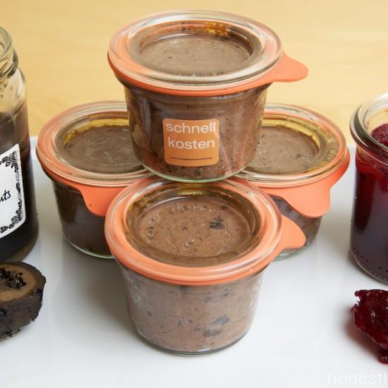Rezeptbild: Pâté vom Wildschwein mit schwarzen Nüssen und Cranberryconfiture