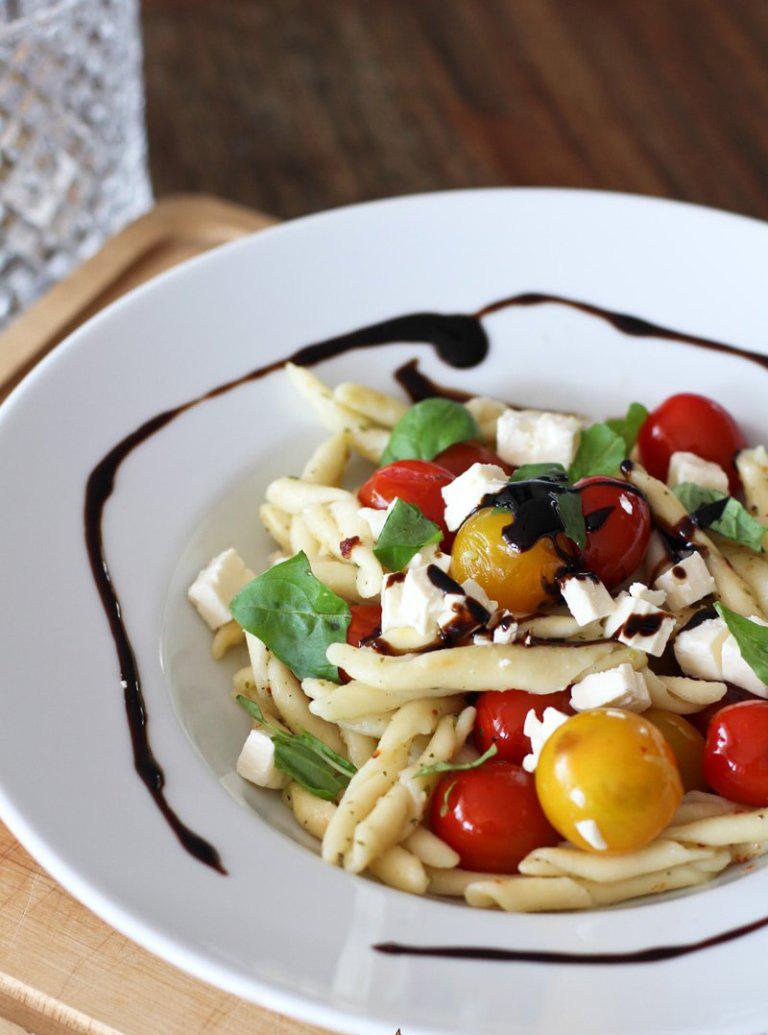 Rezeptbild: Italienische Pasta mit Tomaten, Knoblauchkräuterbutter & Schafskäse