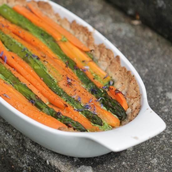 Rezeptbild: Bärlauch-Blütencreme-Tarte mit Spargel