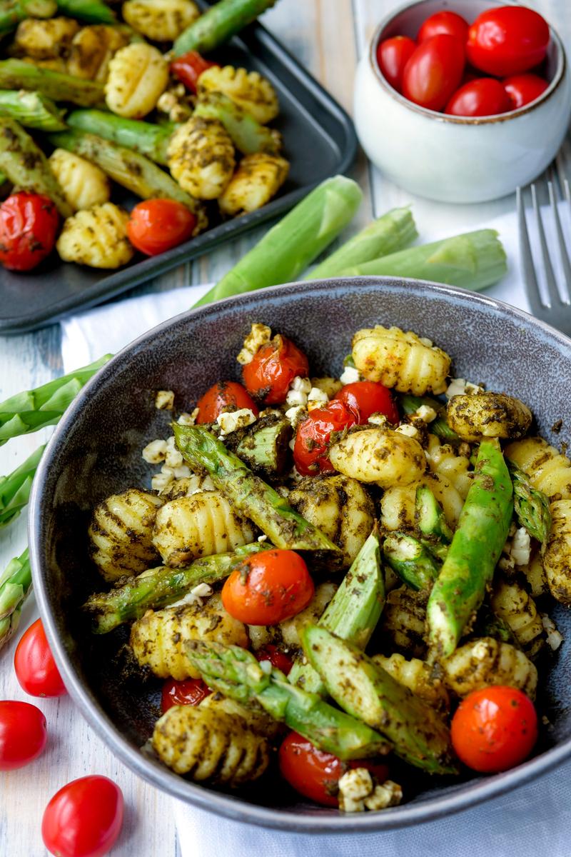 Rezeptbild: Gnocchi aus dem Ofen mit grünem Spargel