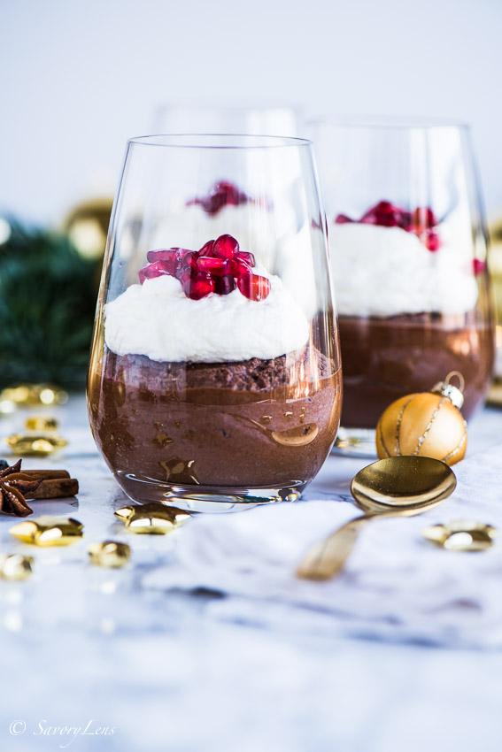 Rezeptbild: Maronen-Schokoladen-Mousse mit Tonkabohnensahne und Granatapfelkernen