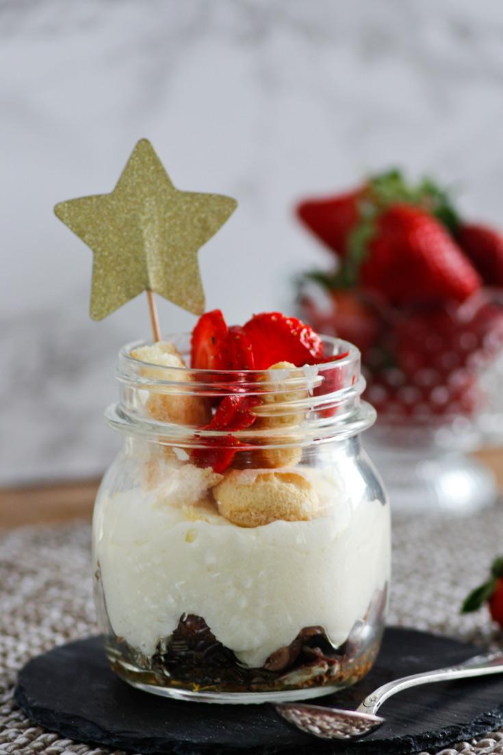 Rezeptbild: Schnelles Dessert im Glas mit weißer Schokoladen Creme