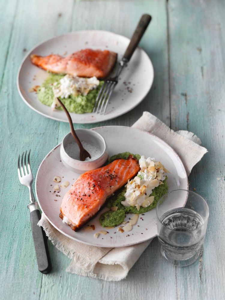 Rezeptbild: Lachsfilet auf Brokkolimus und körnigem Frischkäse