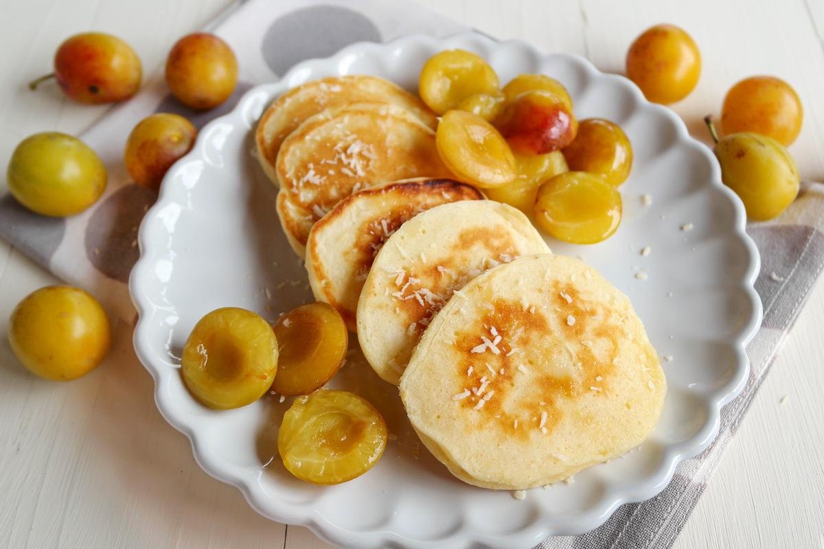 Rezeptbild: Kokos-Pancakes mit Mirabellen