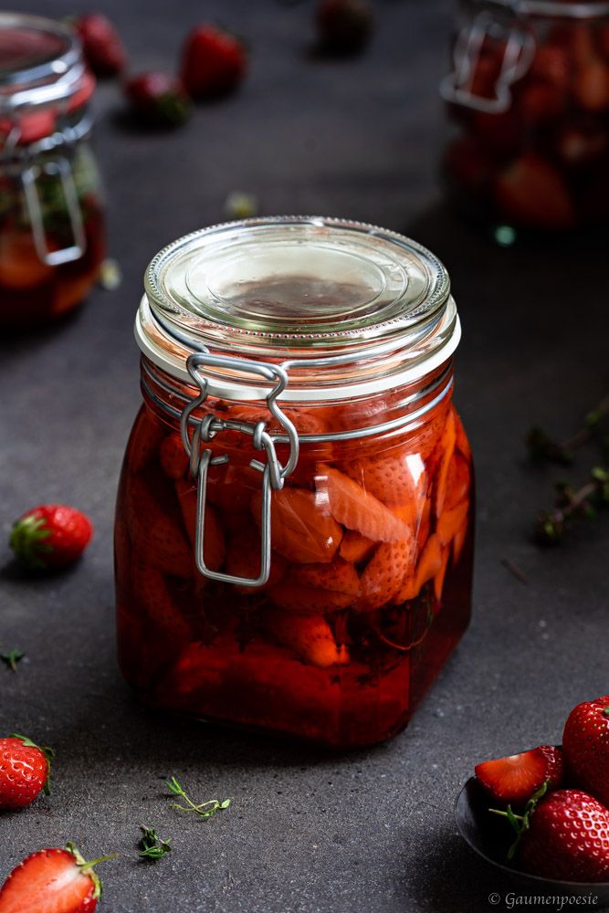 Rezeptbild: Erdbeer-Thymian-Essig