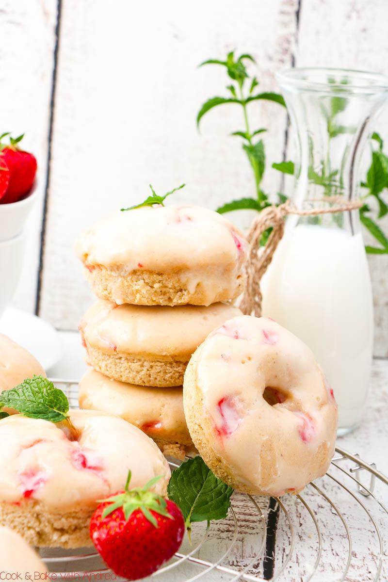 Rezeptbild: Erdbeer-Donuts mit Frischkäse-Glasur aus dem Ofen