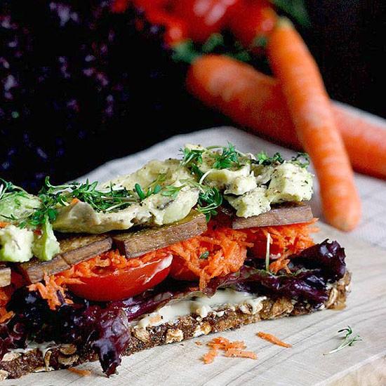 Rezeptbild: Veganes Sandwich mit Räuchertofu, Gemüse und Alfalfa-Sprossen