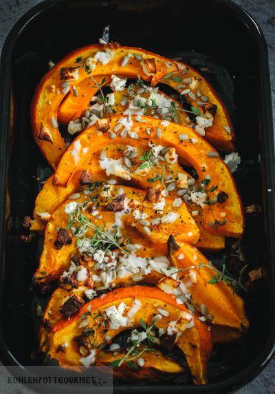Rezeptbild: Leckere Kürbisspalten aus dem Ofen mit Fetakäse und Tahinisauce