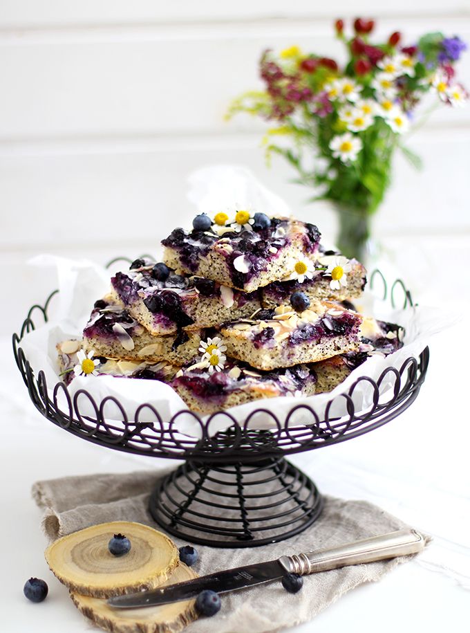 Rezeptbild: Mohn-Butterkuchen mit Blaubeeren und selbstgemahlenem Mehl