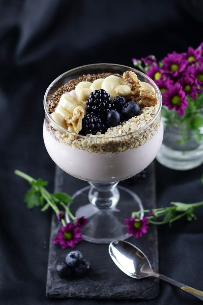 Rezeptbild: Gesundes Frühstück: Naturjoghurt mit Beeren und Topping voller Energie