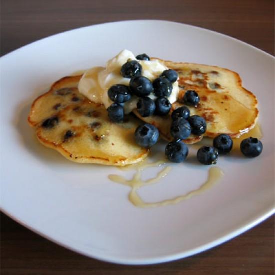 Rezeptbild: Blaubeer-Pancakes mit Quarkcreme