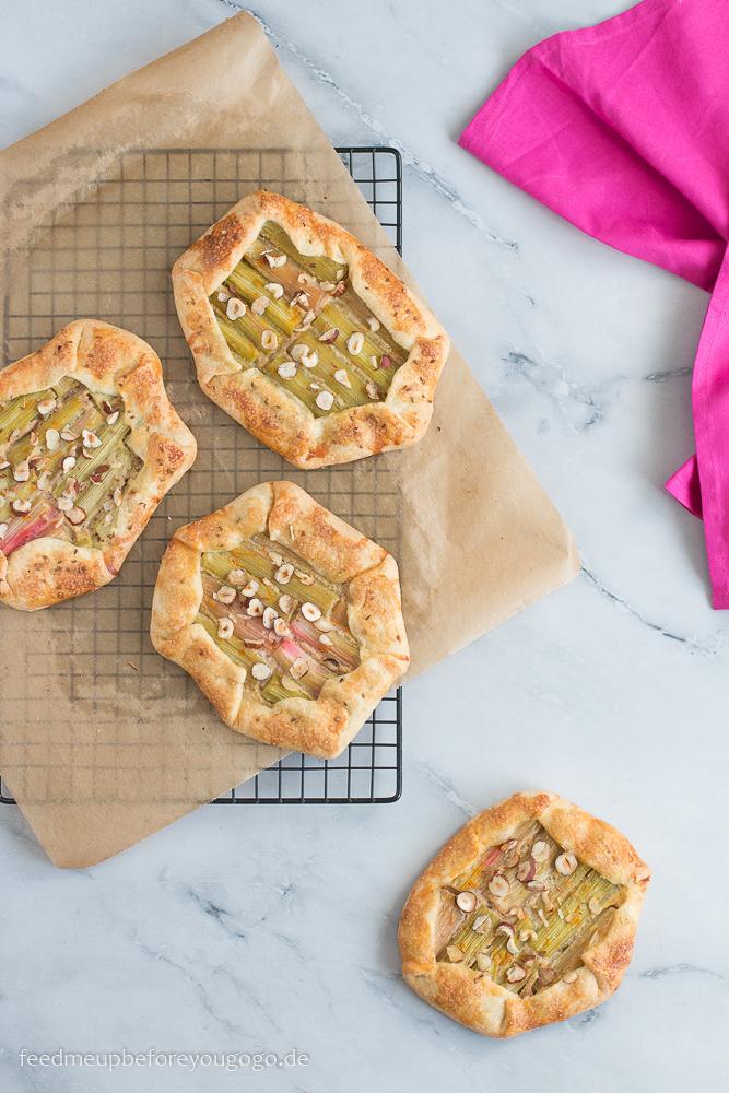 Rezeptbild: Rhabarber-Haselnuss-Galette mit Anis