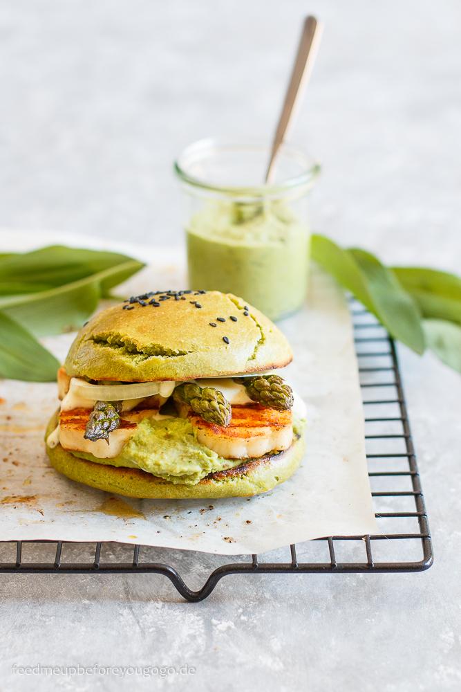 Rezeptbild: Vegetarischer Frühlingsburger mit Bärlauchhummus, Spargel und Halloumi