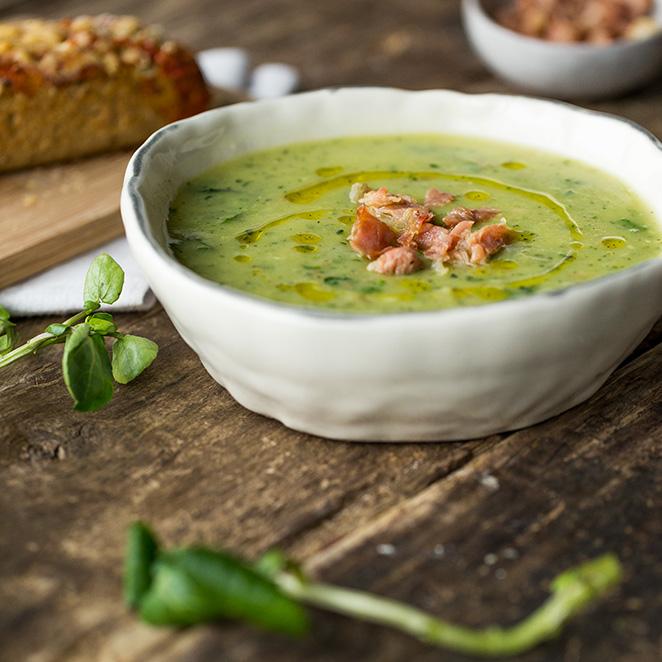 Rezeptbild: Zucchinisuppe mit Brunnenkresse und Serrano-Schinken