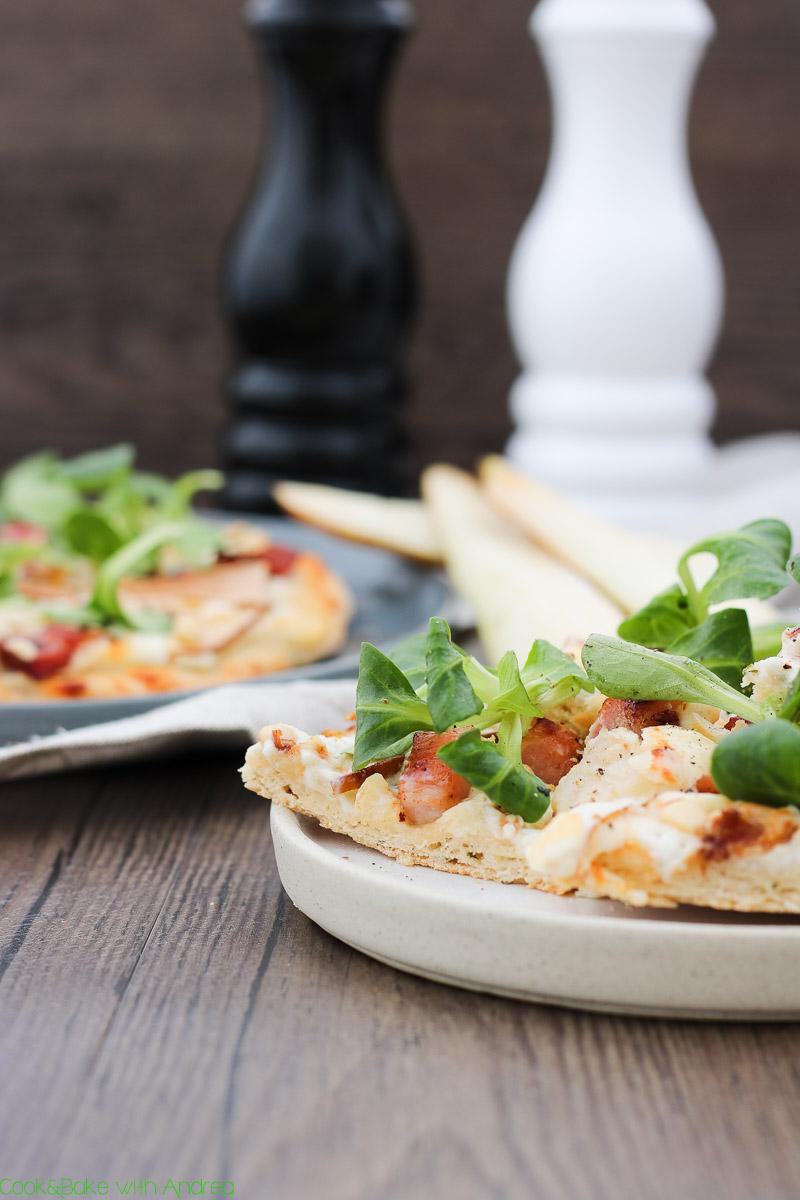 Rezeptbild: Pizza mit Ziegenkäse, Birnen und Speck