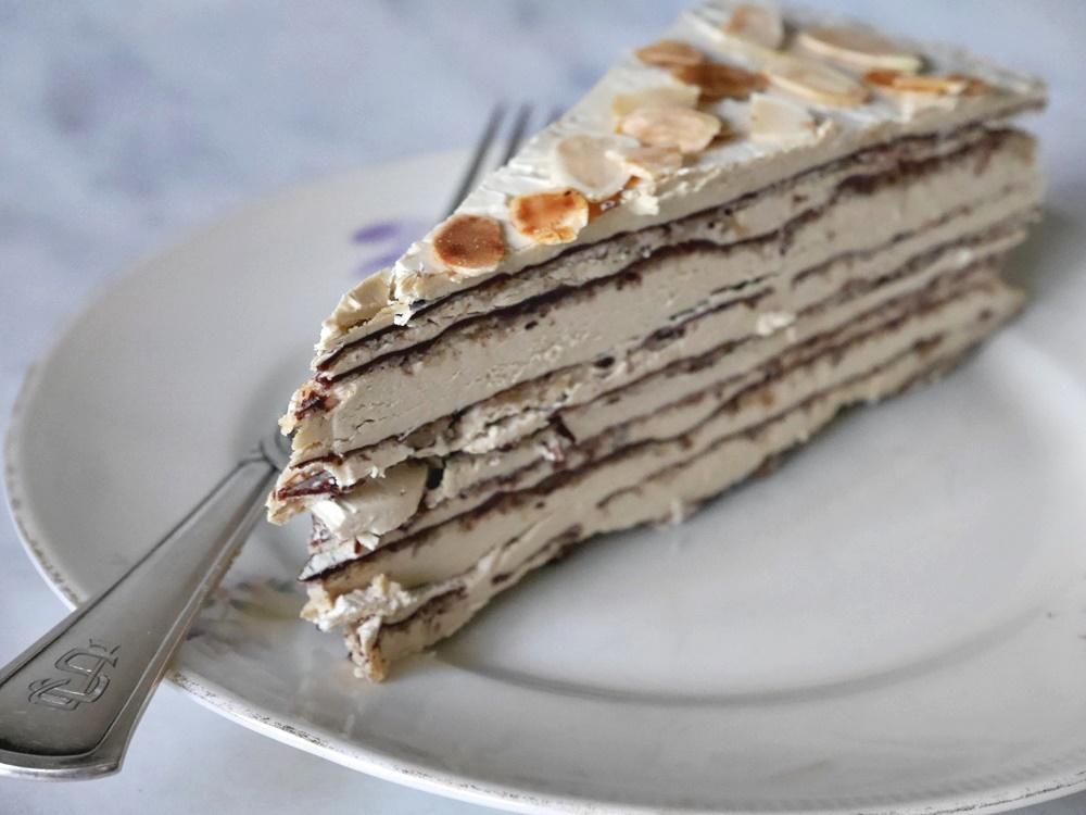 Rezeptbild: Mocca-Buttercreme-Torte mit Haselnuss-Baiser-Boden