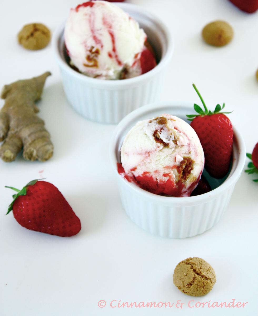 Rezeptbild: Ingwer Mascarpone Eis mit Erdbeer Swirl & Amarettini