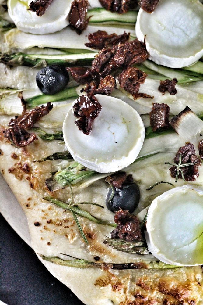 Rezeptbild: Leckere Spargelpizza mit Ziegenkäse