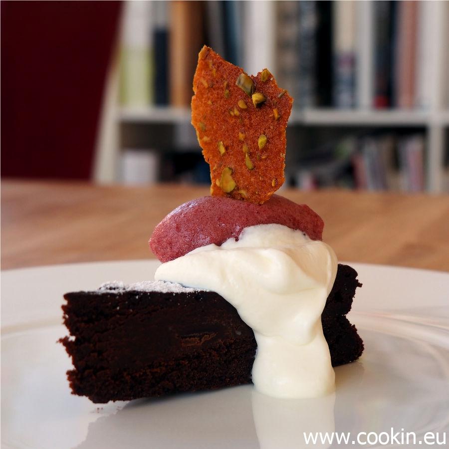 Rezeptbild: Schokokuchen, Rum-Sahne, Kirsch-Sorbet, Passionsfrucht-Hippe