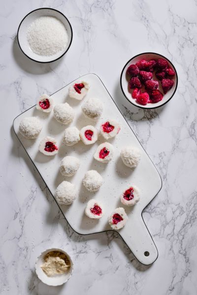 Rezeptbild: Zuckerfreie Kokoskugeln mit Himbeeren