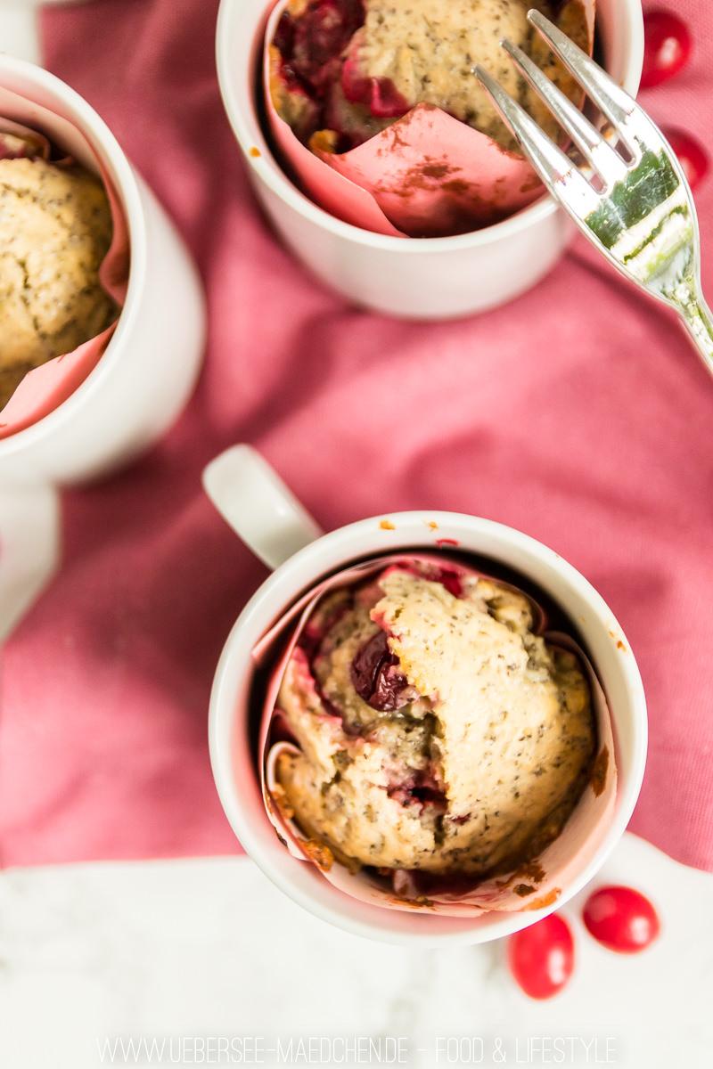 Rezeptbild: Tassenkuchen aus dem Ofen mit Mohn und Cranberry