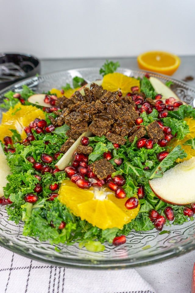 Rezeptbild: Grünkohl Salat mit Granatapfel und knusprigen Croutons