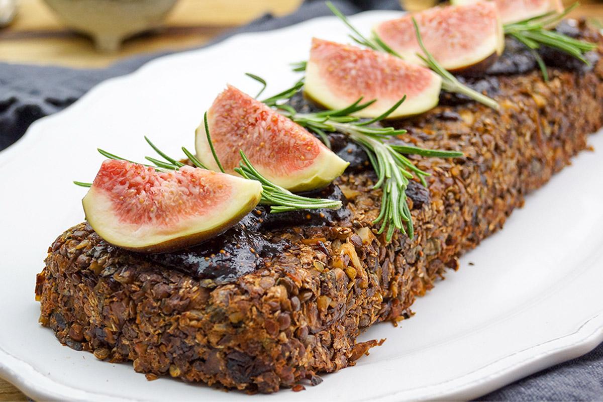 Rezeptbild: Veganer Nussbraten mit Linsen, Pilzen und Feigen-Balsamico-Soße