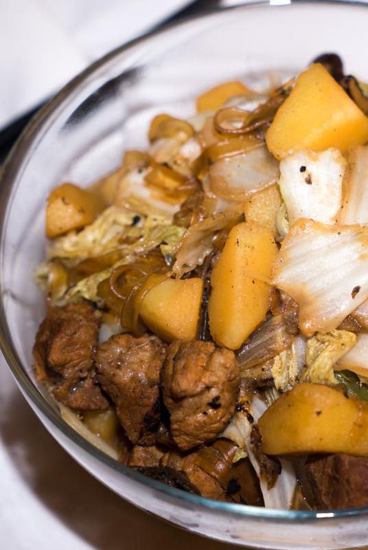 Rezeptbild: 猪肉白菜炖粉条 (zhūròu báicài dùn fěntiáo) – chinesisches Gulasch mit Chinakohl und Glasnudeln