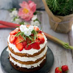 Rezeptbild: Erdbeer - Rhabarber - Torte mit weißer Schokolade - Rosmarin - Swiss meringue Buttercreme