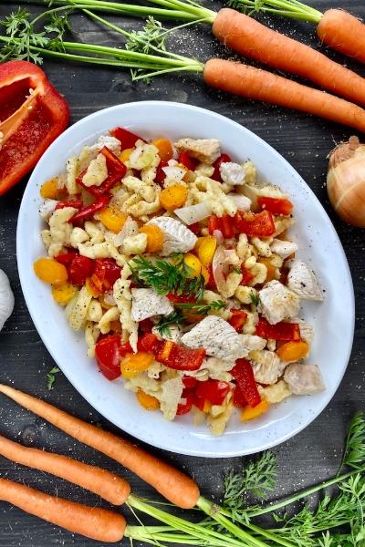 Rezeptbild: Leichte Spätzlepfanne mit Gemüse und Hähnchen