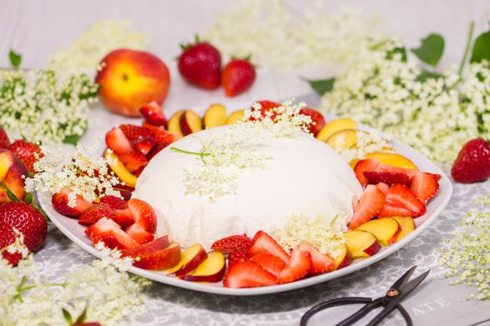Rezeptbild: Joghurt-Holunderblüten-Kuppel mit frischen Früchten