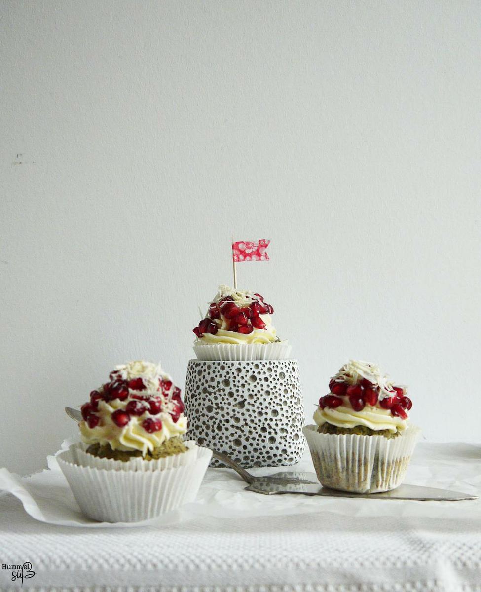 Rezeptbild: Mohn-Granatapfel Cupcakes mit Saure Sahne-Weiße Schokolade Frosting