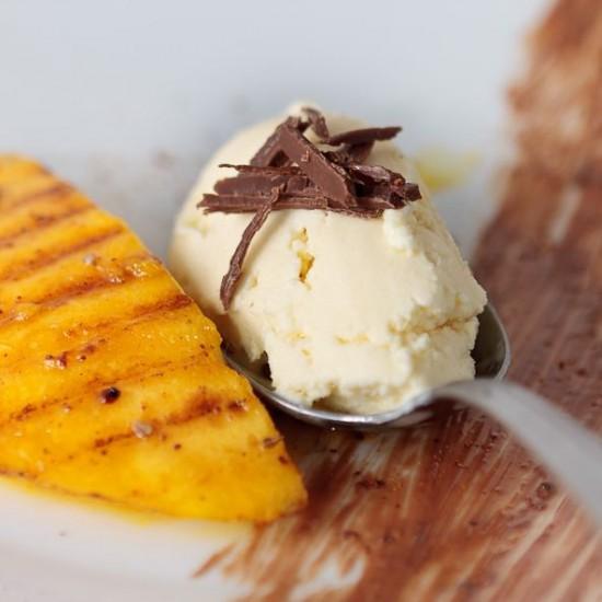 Rezeptbild: Gegrillte Mango mit Sauerrahm-Orangen-Eis
